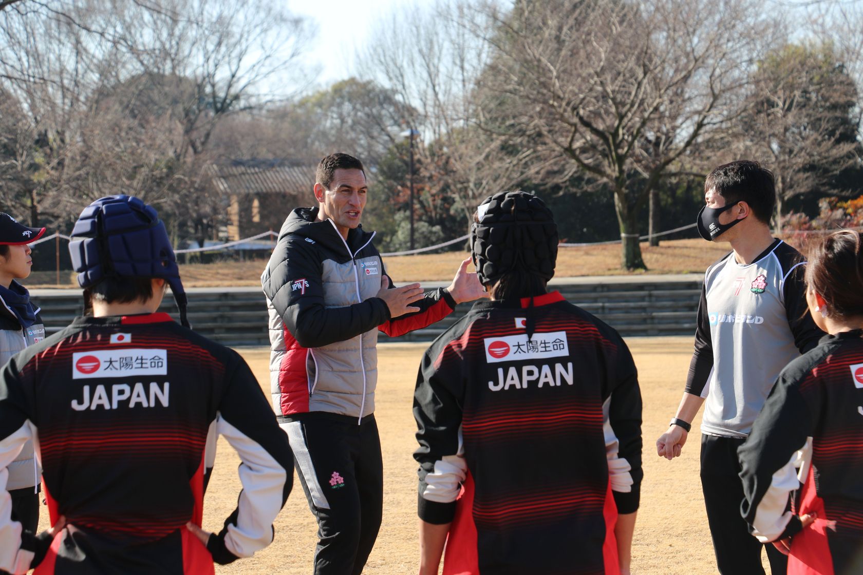 Photo of coach Hare Makiri leading a training session for Japan Rugby