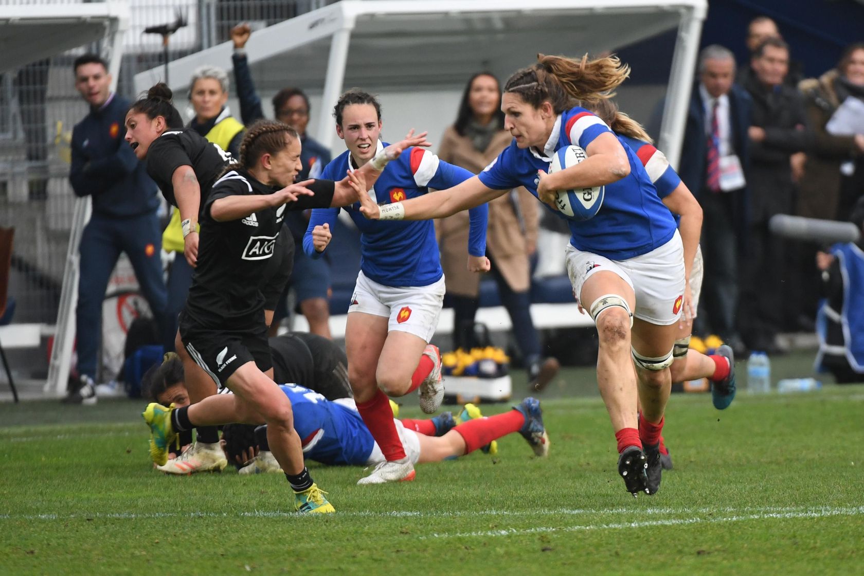 Gaëlle Hermet playing against New Zealand